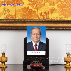 Ảnh thờ pha lê đơn đặt giữa bàn thờ gia tiên – ảnh chân dung nền xanh