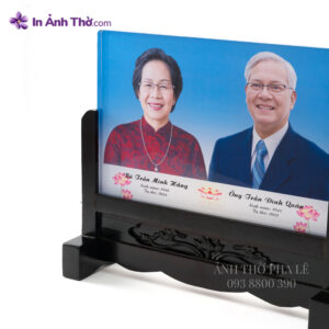 Ảnh thờ đôi có dây đèn LED – góc chụp bên trái thể hiện rõ độ dày và ánh sáng