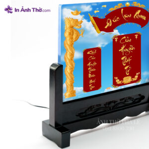 Ảnh thờ pha lê Cửu Huyền Thất Tổ chụp góc nghiêng, nổi bật chất liệu trong suốt và đế gỗ.