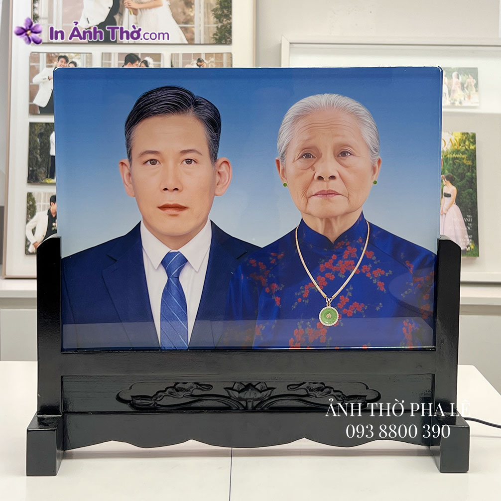 Ảnh thờ pha lê ghép đôi ông bà cùng mặc trang phục tông màu xanh trang nhã