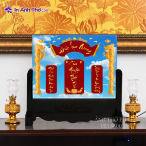 Ảnh thờ Cửu Huyền Thất Tổ pha lê trên bàn thờ, phối cùng đèn và nền giấy dán tường vàng.