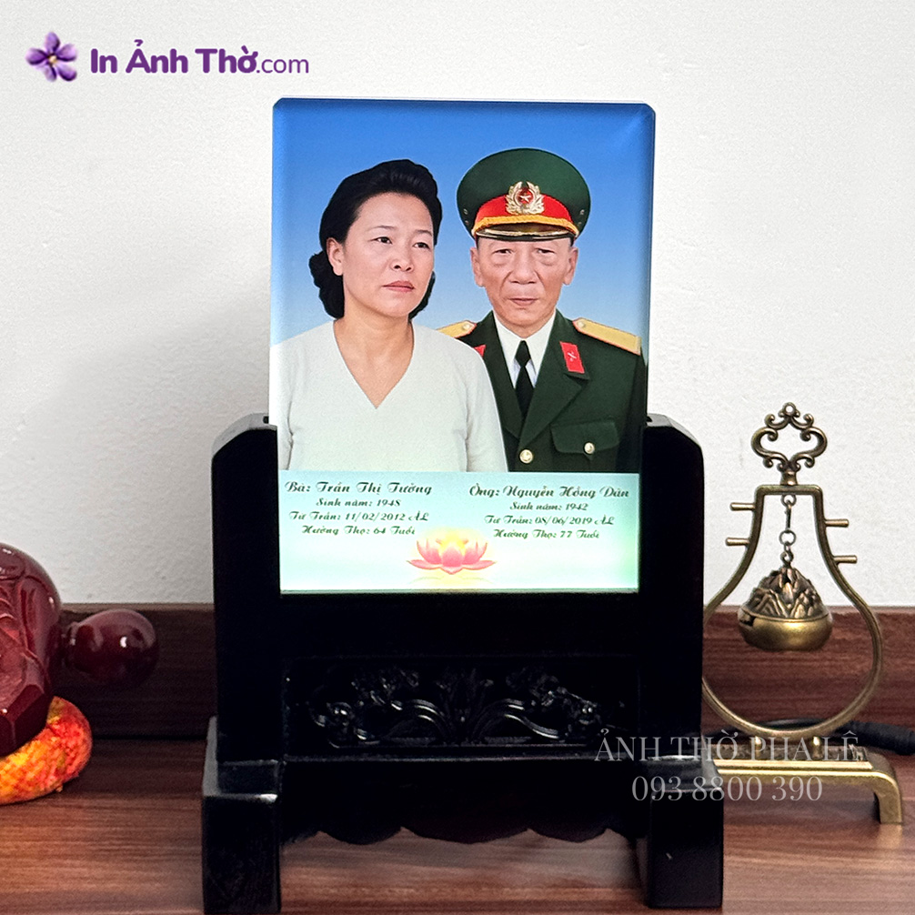 Ảnh thờ pha lê đôi vợ chồng – phục dựng quân phục, nền xanh, đế gỗ