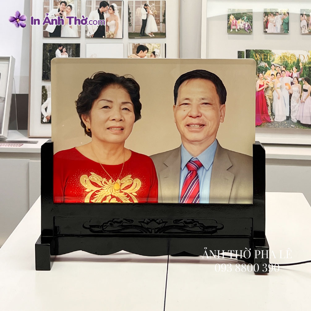 Mẫu ảnh thờ pha lê ghép đôi cha mẹ đẹp trên đế gỗ có đèn