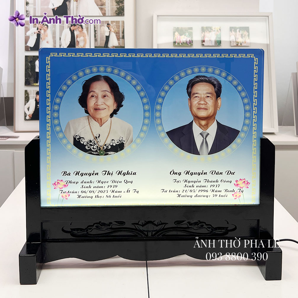 Ảnh thờ pha lê ghép đôi ông bà, bà tóc bạc phơ, ông mặc vest