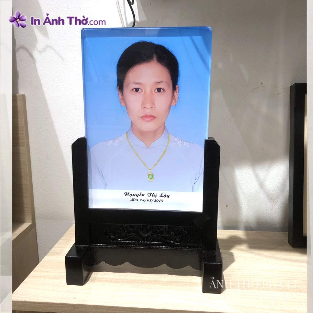 Ảnh thờ pha lê bà mặc áo dài gấm nhẹ nhàng 