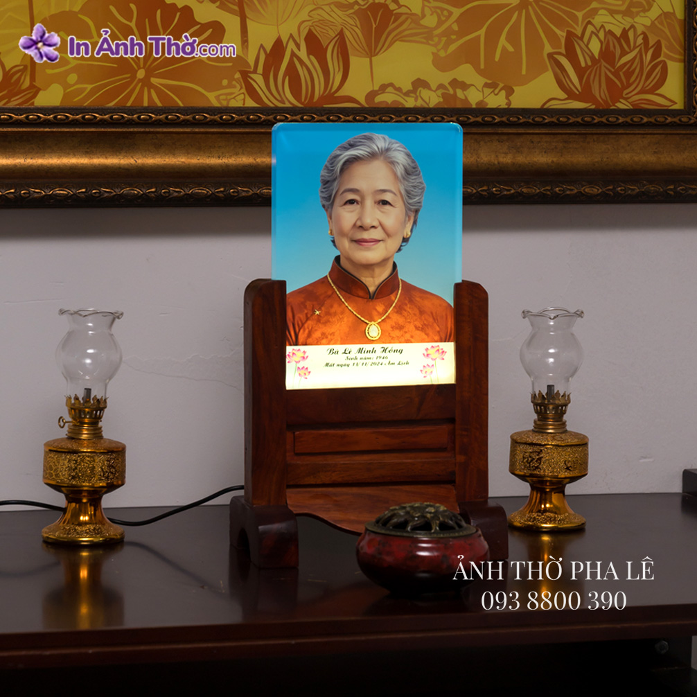 Ảnh thờ pha lê 15×21 cm đặt trên bàn thờ gia tiên