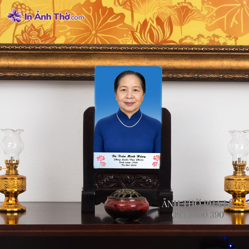 Ảnh thờ pha lê hoa sen đặt trên bàn thờ gia tiên