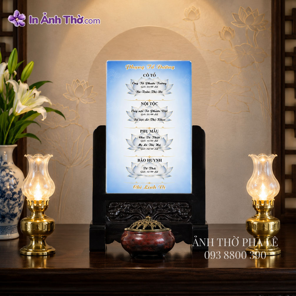 Bài vị pha lê hoa sen đặt trên bàn thờ gia đình